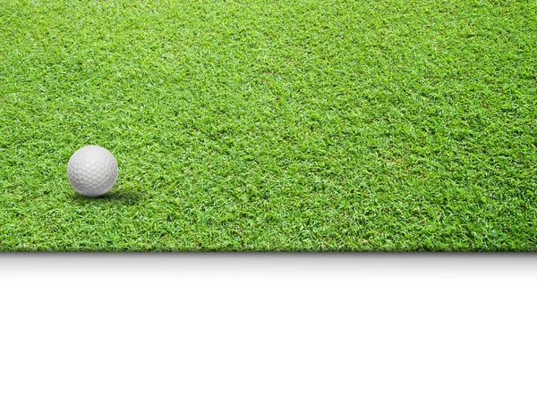 Белый мяч для гольфа на зеленой траве — стоковое фото
