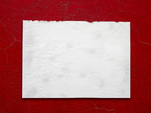 Beyaz kağıt sopa üzerinde kırmızı duvar eski çatlamak — Stok fotoğraf
