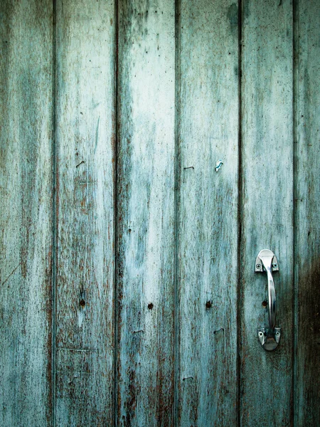 Oude deurklink met een oude deur — Stockfoto