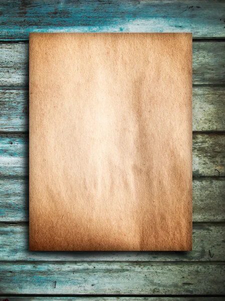 Gamla brunt papper på grönt trä dörr — Stockfoto