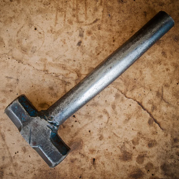 Hammer auf schmutziges Holz — Stockfoto