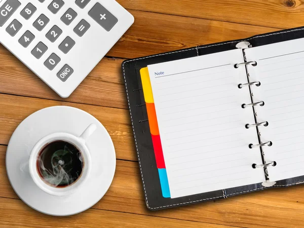 Bir sıcak kahve beyaz notebook ve beyaz — Stok fotoğraf