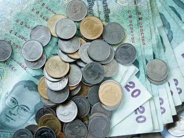 Monedas y billetes tailandeses — Foto de Stock