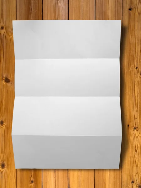 Witte verfrommeld papier op hout — Stockfoto