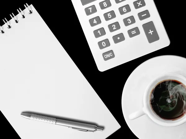 Белый калькулятор и белая бумага на черном — стоковое фото