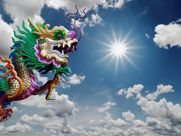 中国龙雕像和晴朗的天空 — 图库照片