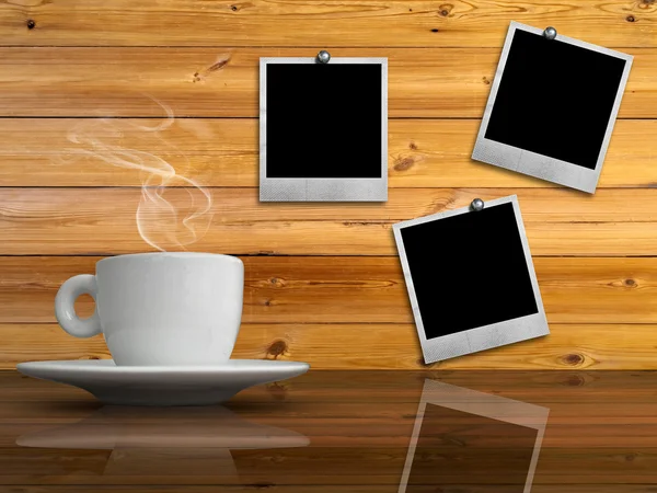 Taza blanca de café caliente en la mesa de reflexión —  Fotos de Stock