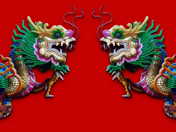 Estátua de dragão chinês gêmeo isolado no vermelho — Fotografia de Stock