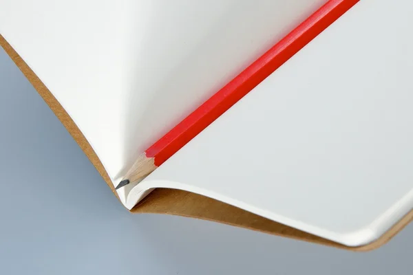 Cuaderno en blanco con lápiz —  Fotos de Stock