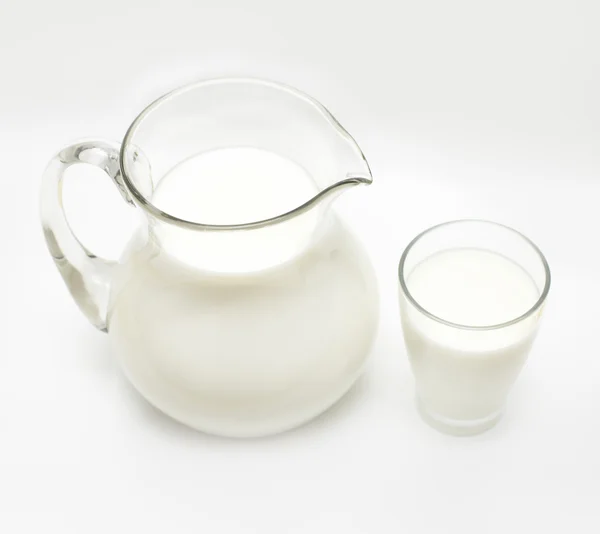 Tarro y vaso con leche —  Fotos de Stock