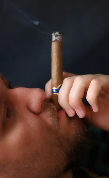 Γενειοφόρος άνδρας καπνίζει κουβανέζικο πούρο — Φωτογραφία Αρχείου