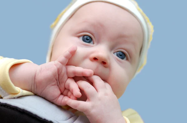 Newbord oğlan ağzına parmak ile — Stok fotoğraf
