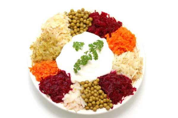 Святковий овочевий салат на білому тлі — стокове фото