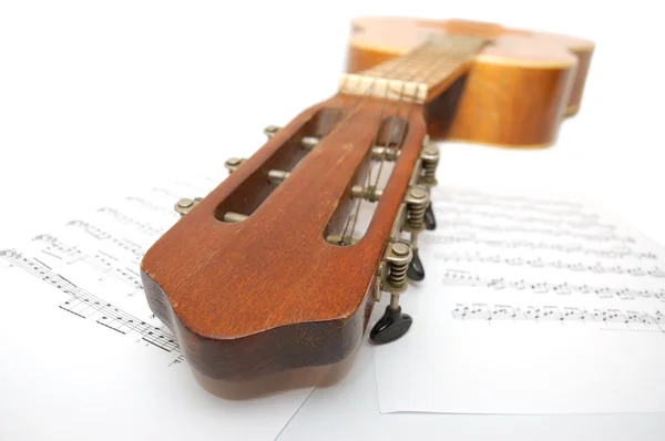 Guitarra espanhola e notas — Fotografia de Stock