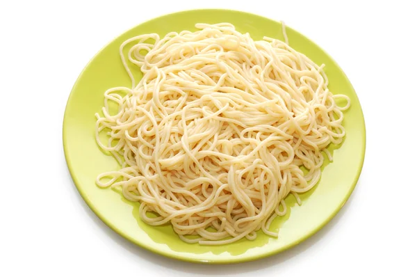 Espaguetis italianos sobre plato verde —  Fotos de Stock