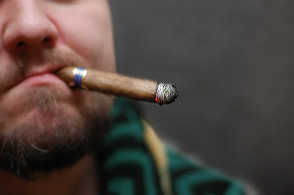 Muž v županu kouří doutník — Stock fotografie