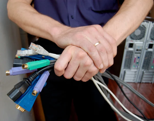 Spécialiste informatique tient sur les câbles dans ses mains — Photo