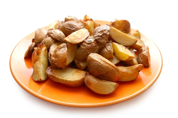 Batatas assadas em suas jaquetas em prato laranja — Fotografia de Stock