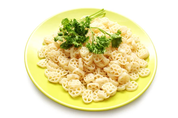 Macaroni and parsley on green plate — Stock Photo, Image