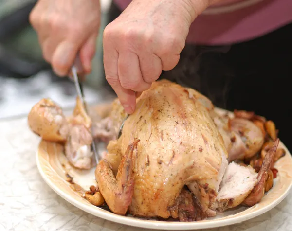 Wanita menggoreng ayam dengan pisau — Stok Foto