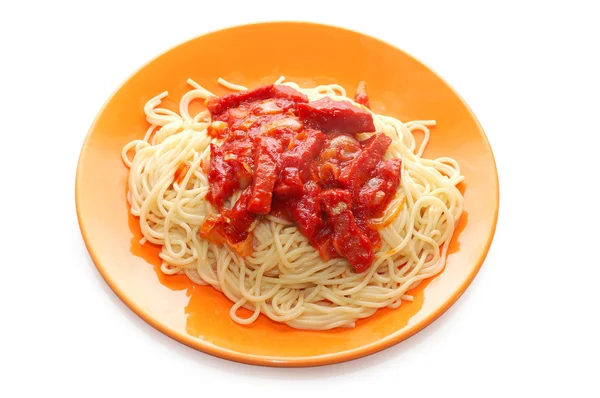 Espaguete e carne com ketchup em prato laranja — Fotografia de Stock