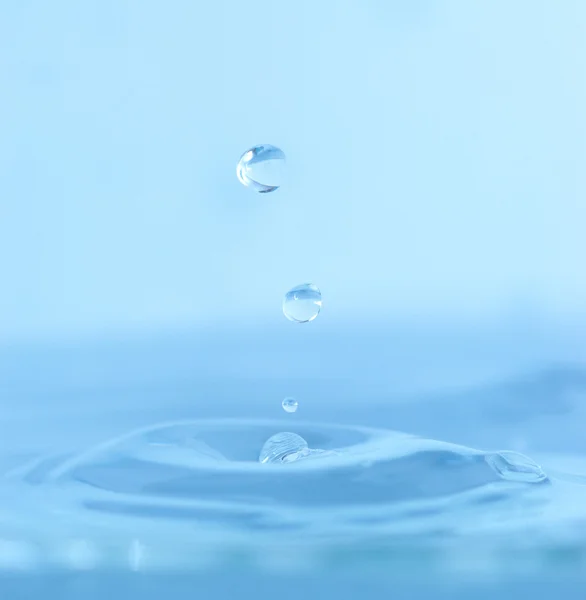 Rund genomskinlig droppar vatten fylla ner — Stockfoto