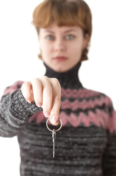 Ung kvinna ger en nyckel från dörren — Stockfoto