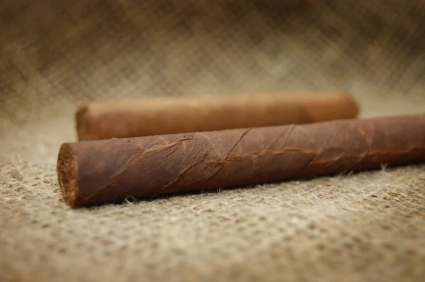 Zwei kubanische Zigarren auf hessischer Leinwand — Stockfoto