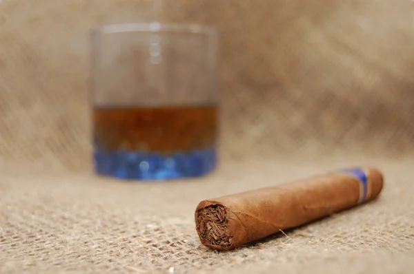 Puro cubano y vidrio con wiskey sobre tela de saco —  Fotos de Stock