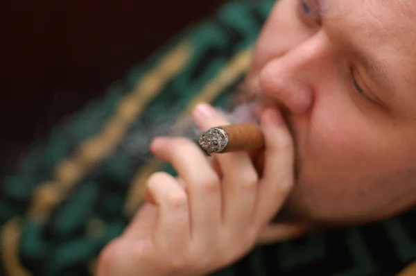 Man i morgonrock röker cigarr — Stockfoto