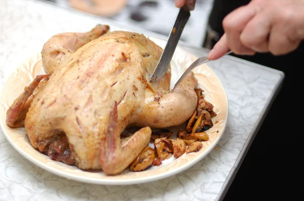 Cutting the frried chicken stuffed with apples — Stock Photo, Image