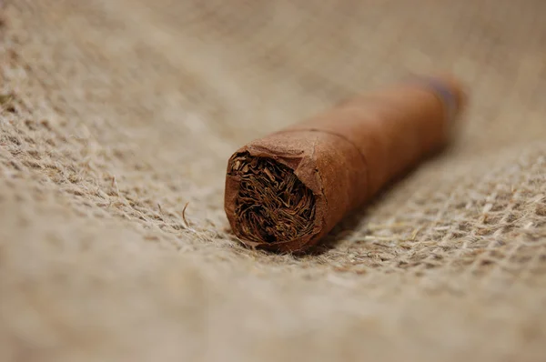 Kubanische Zigarre auf hessischer Leinwand — Stockfoto
