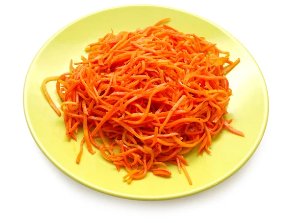 Смажена морква в зеленій тарілці. Довгі скибочки . — стокове фото