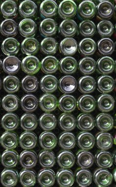winestore birçok yeşil cam şarap şişe