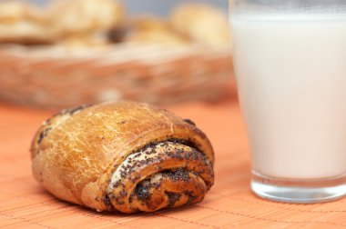 Kahvaltı: fırından yeni çıkmış bun poppyseeds ile ve süt ile cam