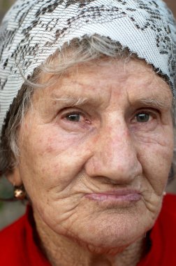 başörtüsü üzgün yaşlı kadın portresi