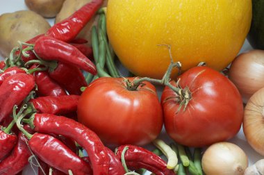 la cosecha. verduras frescas maduras con dos tomates en centro