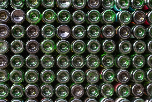 Πολλά μπουκάλια κρασιού πράσινο γυαλί στο winestore — Φωτογραφία Αρχείου