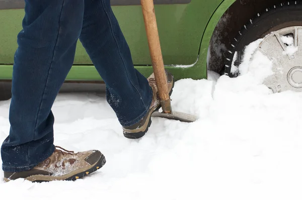 男子挖车车轮从雪 — 图库照片