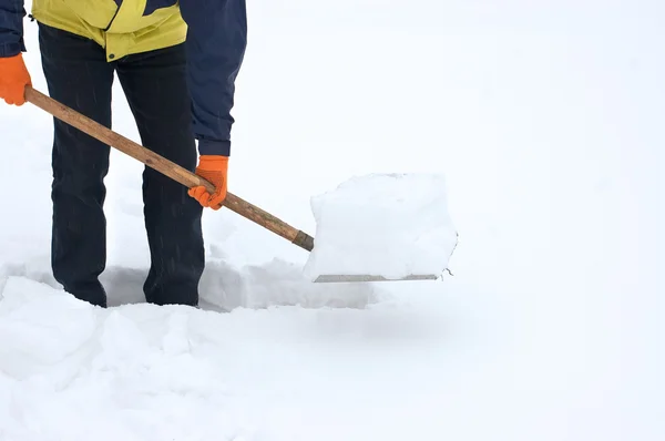 Homme creusant un chemin de la neige — Photo