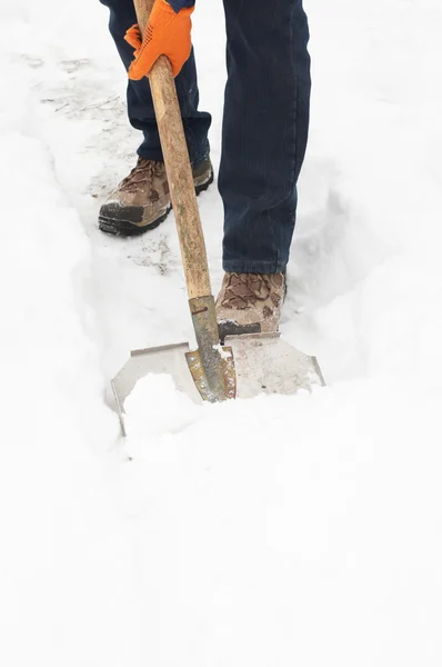 Людина Копає Стежку Снігу — стокове фото