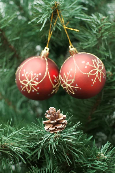 Cono Due Palle Rosse Sull Albero Natale — Foto Stock