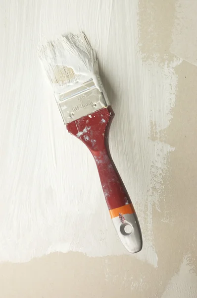 Proces Renowacji Szczotka Białej Farby Ścianie — Zdjęcie stockowe