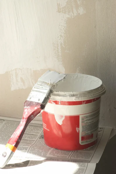 Proceso de renovación: Cepillo apoyado en maceta con pintura blanca —  Fotos de Stock