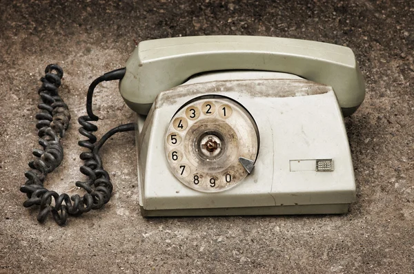 Grunge Altes Kaputtes Telefon Auf Asphaltgrund — Stockfoto