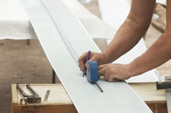 Bautätigkeit Arbeiter Zeichnen Linie Auf Kunststoffplatte — Stockfoto