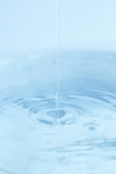 Goteo de agua llenando abajo — Foto de Stock