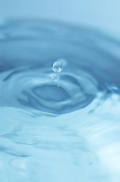 Redondo gota transparente de agua de llenado — Foto de Stock