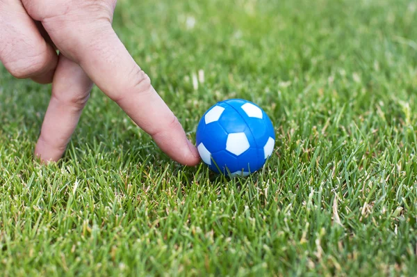 男人手玩足球球员与蓝色小球的作用 — 图库照片