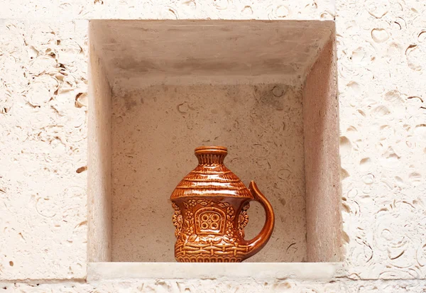 装饰在墙上的利基的手工陶器 乌克兰文化 — 图库照片